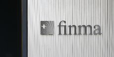 Photo du logo de FINMA devant son siège à Berne