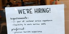 Un panneau d'embauche est visible dans un café alors que le département américain du travail publie son rapport sur l'emploi de juillet, à Manhattan, New York City
