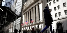 Des personnes sont aperçues à Wall Street devant le NYSE à New York