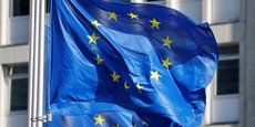 Les drapeaux de l'Union européenne flottent devant le siège de la Commission européenne à Bruxelles.