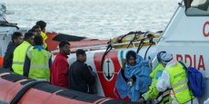 Des migrants débarquent en Sicile après avoir survécu à un naufrage meurtrier