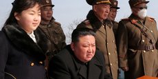 Le dirigeant nord-coréen Kim Jong Un assiste à un exercice de tir de missiles