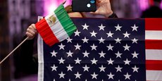 Photo des drapeaux de l'Iran et des États-Unis