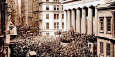 Panique bancaire en 1907 : la foule se rue sur Wall Street.