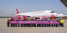La compagnie chinoise Juneyao Air reçoit le premier A321 NEO assemblé par Airbus à Tianjin (Chine).