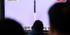 Un missile balistique de la Corée du Nord, vue d'une gare de Séoul, en Corée du Su