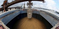 Un bateau chargeant une cargaison de soja dans le port brésilien de Port of Santos, à destination de la Chine.