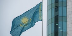 Le Kazakhstan est proche allié économique et militaire de la Russie, avec laquelle il partage la plus longue frontière terrestre ininterrompue au monde.