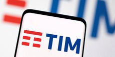 Telecom Italia compte notamment sur cette vente pour éponger son énorme dette, qui s'élève à plus de 25 milliards d'euros, et se relancer dans un marché italien des télécoms où la guerre des prix fait rage.