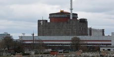 La centrale nucléaire de Zaporijjia, contrôlée par l'armée russe depuis mars 2022, est située au bord du fleuve Dniepr, qui dans cette zone sépare les deux camps.