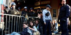 Des militants écologistes tentaient de bloquer l'entrée de la salle Pleyel où se tient l'assemblée générale de TotalEnergies ce vendredi.