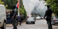 La police monte la garde après des affrontements entre la police du Kosovo et des manifestants serbes