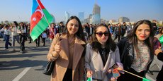 Des personnes participent à une marche pour marquer l'anniversaire de la fin du du dernier conflit militaire dans le territoire du Haut-Karabakh