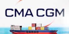 Photo d'illustration d'un modèle de bateau cargo devant le logo de CMA CGM
