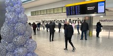 Des personnes attendent à l'aéroport de Heathrow, près de Londres