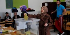 Photo d'une personne votant lors du second tour de l'élection présidentielle en Turquie