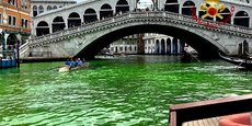 Photo de l'eau du Grand canal de Venise devenue vert fluorescent