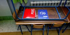 Des dépliants du Parti socialiste ouvrier espagnol (PSOE) et du Parti populaire (PP) sur une table dans un bureau de vote