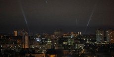 Des militaires ukrainiens utilisent un projecteur pour rechercher des drones dans le ciel de la ville