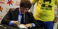Le membre du Congrès argentin Javier Milei signe son livre El Camino del Libertario pour un supporter à la Foire internationale du livre de Buenos Aires à Buenos Aires, Argentine le 14 mai 2022.