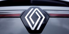 Un logo de Renault sur une voiture, à Boulogne-Billancourt, près de Paris