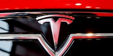 Un logo Tesla sur une Model S à l'intérieur d'une concession Tesla à New York