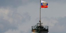 Le drapeau russe flotte sur le dôme du bâtiment du Sénat du Kremlin à Moscou