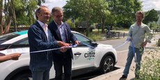 Le président de Citiz Bordeaux Alain Gross et le maire Pierre Hurmic ont inauguré une station d'autopartage dans le quartier de la Bastide, le long du jardin botanique.