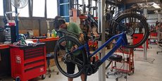 Onze personnes travaillent à l'Usine à Vélo et ils produisent 5.000 vélos par an.