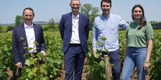 Jérôme Ballet, président du directoire de la Caisse d’Epargne Bourgogne Franche-Comté, et Nicolas Balerna, directeur Banque de détail Caisse d’Epargne, avec leurs clients vignerons.