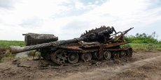 Un char russe détruit dans la région de Novodarivka, dans l'est de l'Ukraine samedi.