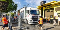 La société XPO Logistics gère le transport des barrières du Tour de France.