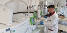 Absorbé en 2022 par AC-Sperhi, fabricant français de matériel de prélèvement et mesure, Céra-Labo est spécialisé dans les analyses microbiologiques, physiques et chimiques des matériaux destinés aux salles propres et environnements contrôlés.
