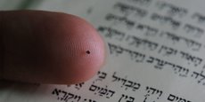 La nano-Bible développée par le Technion tient sur le bout d'un doigt et fait partie des nombreuses innovations issus de la prestigieuse université technologique.