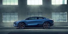 Le prototype électrique présenté par Lamborghini se situe à mi-chemin entre les les formes d’une hypersportive celles d’un SUV.