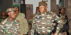 Abdourahamane Tchiani (à droite au premier plan), nouvel homme fort du régime militaire nigérien, s'inquiète des prises de position françaises.