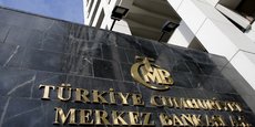 Après la hausse surprise du taux directeur turc de 17,5% à 25%, la livre turque s'envole (+6%).
