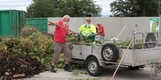 Les pôles de valorisation des déchets du syndicat du Bois de l'Aumône permettent aux usagers de déposer des déchets verts et de repartir avec du compost.