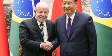 Le président brésilien Lula (à gauche) et son homologue chinois, Xi Jinping (à droite) à Pékin le 14 avril 2023.