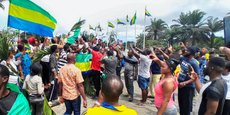 Manifestants dans les rues de Libreville ce mercredi soutenant les putschistes et célébrant la chute du président Ali Bongo.