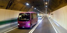 Chaque jour environ 1.700 camions et 3.600 voitures transitent par le tunnel du Mont-Blanc, avec des pics de plus de 6.000 au mois d'août.