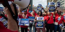 Depuis vendredi, le syndicat américain des travailleurs de l'automobile, l'UAW, mène une grève au sein des « Big 3 » (General Motors, Ford, Stellantis) afin de réclamer, notamment, des hausses de salaires.