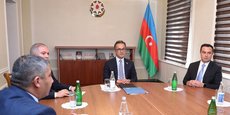 Photo de responsables d'Arménie et d'Azerbaïdjan autour d'une table dans la ville azerbaïdjanaise de Yevlakh
