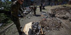 Des experts de la police travaillent après une frappe militaire à Kurakhove, en Ukraine