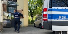 Des policiers transportent des boîtes dans un bâtiment de police à Mayence, en Allemagne