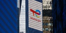 Le logo de TotalEnergies à la Défense, en France