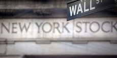 Photo d'un panneau indiquant Wall Street à l'extérieur du New York Stock Exchange