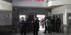 Des policiers palestiniens montent la garde devant le service des urgences de l'hôpital Shifa
