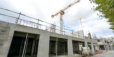 Alors que le Salon de l'immobilier se tient à Bordeaux du 29 septembre au 1er octobre, le nombre de mise en chantiers de logements est en recul d'environ 30 % sur un an en Gironde comme en France.