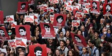 Manifestation contre la décision d'un tribunal turc qui a condamné le philanthrope Kavala à la prison à vie, à Istanbul
